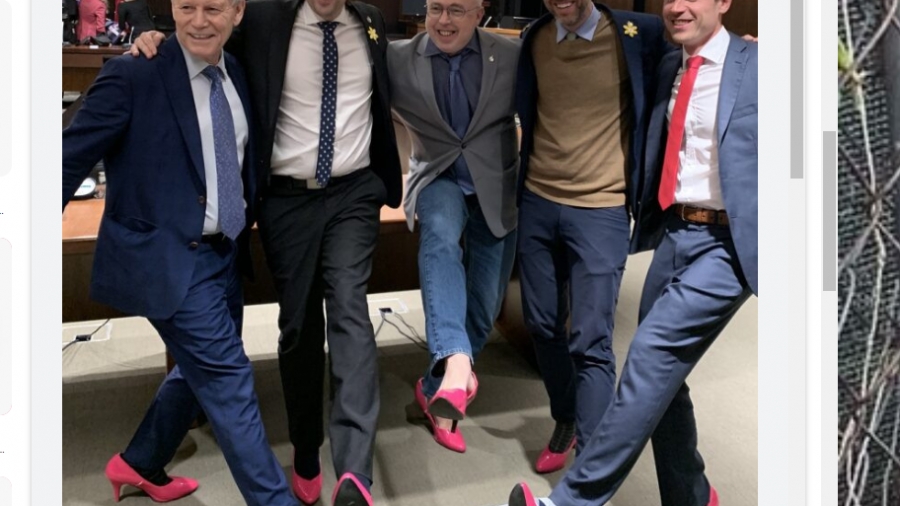 Σάλος στον Καναδά για την παρέλαση πολιτικών με ροζ ψηλοτάκουνα παπούτσια