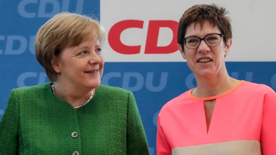 H «εκλεκτή» της Merkel, Annegret Kramp-Karrenbauer νέα πρόεδρος των Γερμανών Χριστιανοδημοκρατών (CDU) με 51,8%