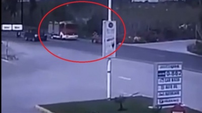 Η στιγμή της σύγκρουσης πυροσβεστικού με ΙΧ αυτοκίνητο στην Κρήτη