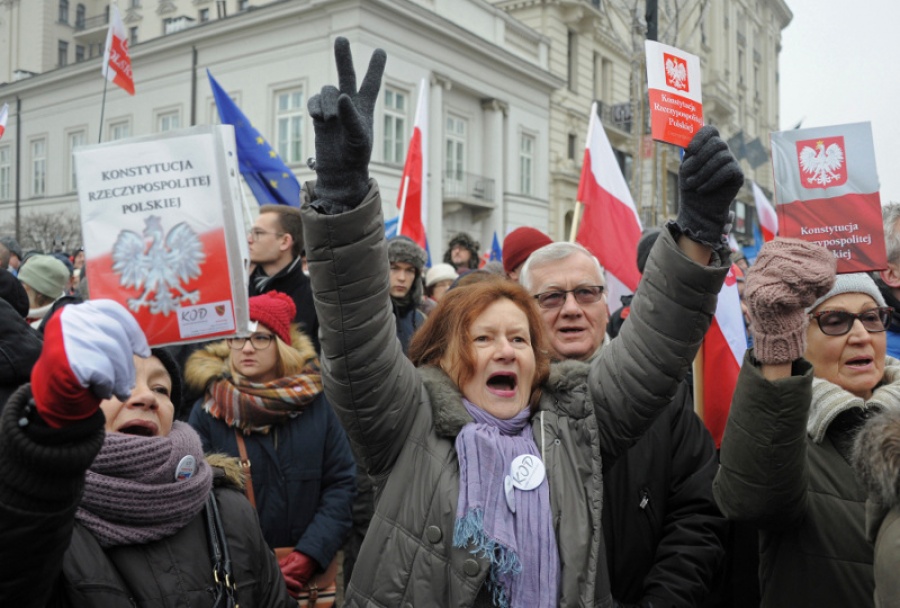 AFP:  Υπέρ της ειρήνης και της ΕΕ διαδήλωσαν χιλιάδες Πολωνοί - Η κυβέρνηση μας απομονώνει από την ΕΕ