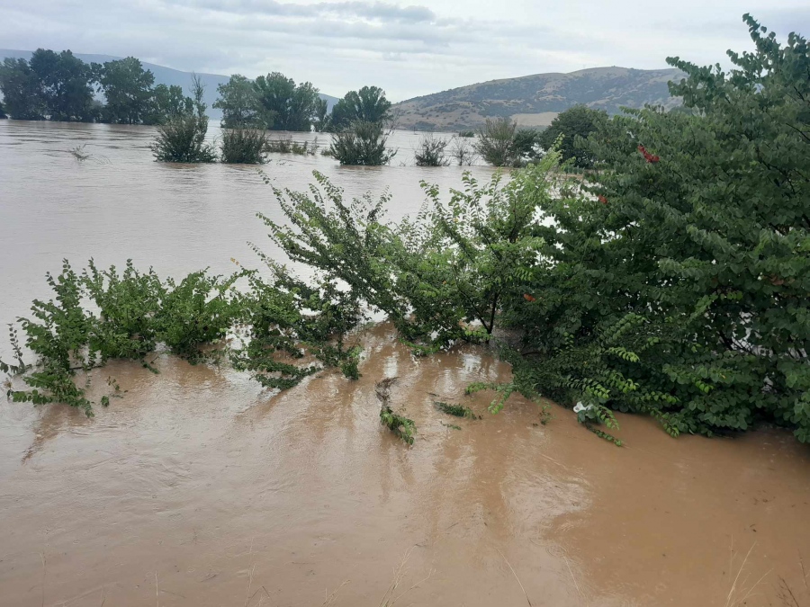 Έκλεισε η Εθνική Οδός, στο ύψος της Λάρισας, λόγω της πλημμύρας του Πηνειού