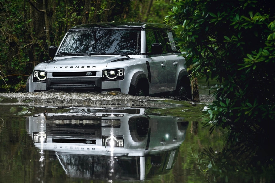 Η Land Rover ετοιμάζει επταθέσιο Defender 130