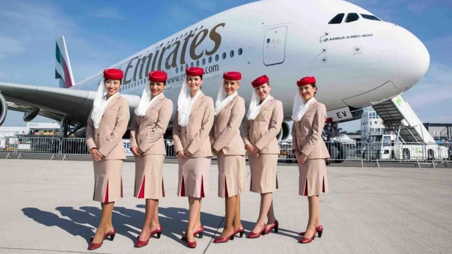 Αεροσυνοδός των Emirates αποκαλύπτει: Εάν κοιμηθώ κατά τη διάρκεια της πτήσης θα απολυθώ