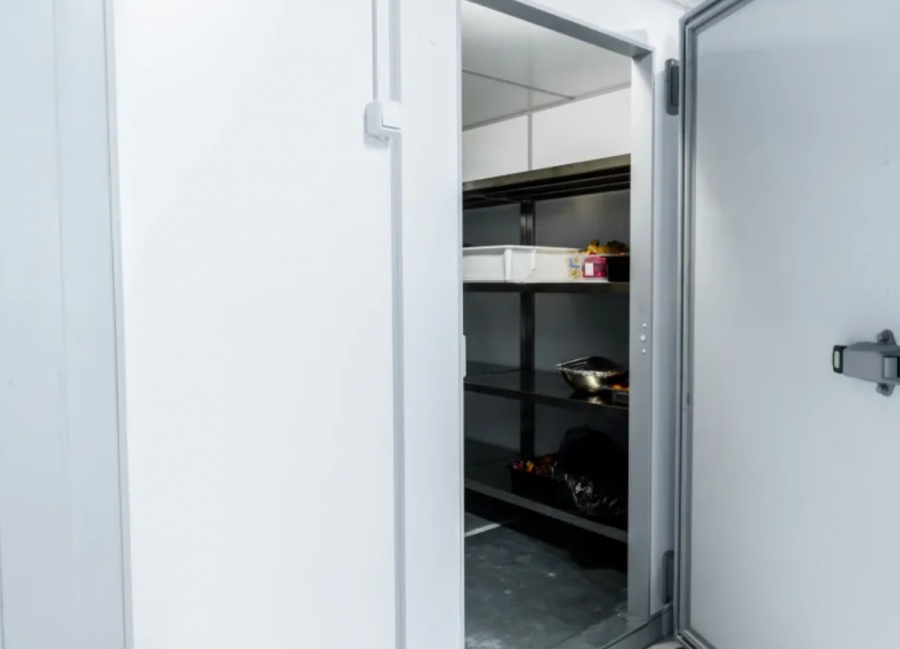 Σοκάρει η υπόθεση στο Μυστρά: Είχε βάλει κάμερες και αλυσίδες στο ξενοδοχείο που έκρυβε τη σορό του πατέρα του στον καταψύκτη