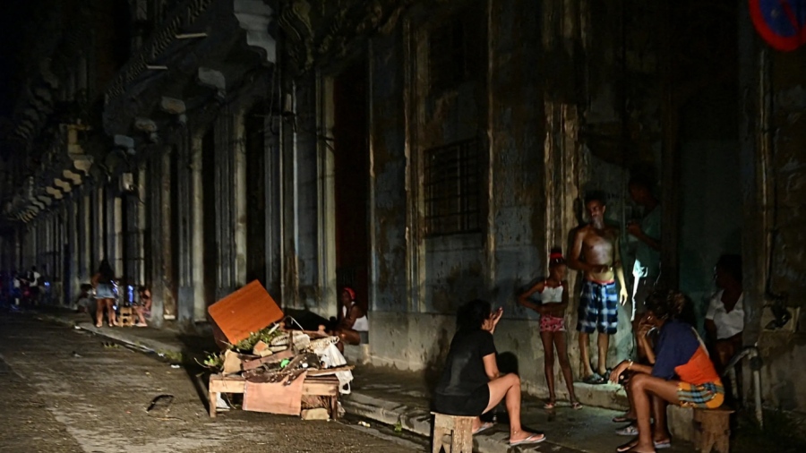 Απόλυτη εξαθλίωση στην Κούβα - Οι άνθρωποι μαγειρεύουν σε υπαίθριες φωτιές λόγω των μπλακάουτ