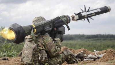 Ποιοι είναι οι πύραυλοι Javelin με τους οποίους οι Ουκρανοί εξολοθρεύουν τα ρωσικά άρματα
