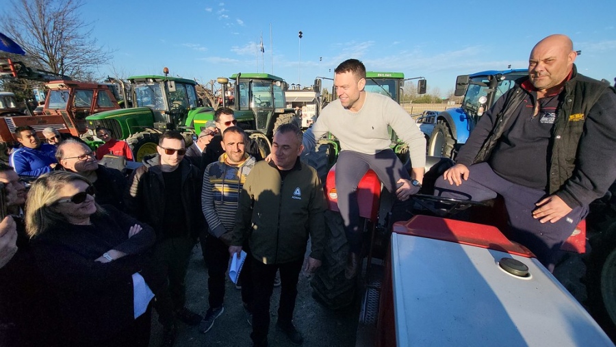 ΝΔ: Φθηνά επικοινωνιακά show από Κασσελάκη – Ανέβηκε σαν τον Τσίπρα  σε τρακτέρ