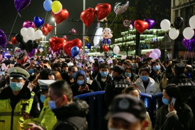 Κίνα: Πλήθη πολιτών γιόρτασαν την Πρωτοχρονιά στους δρόμους της Wuhan