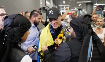 Υποδοχή με Πυρρίχιο στον Κουγιουμτσίδη - «Βούλιαξε» το αεροδρόμιο Μακεδονία για τον παγκόσμιο πρωταθλητή της πάλης