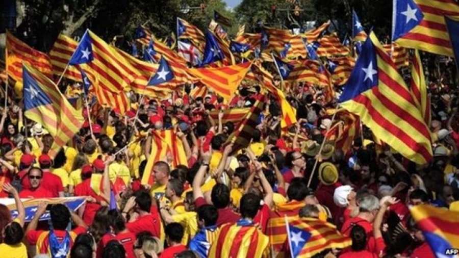 Εκατοντάδες χιλιάδες υπέρμαχοι της ανεξαρτησίας της Καταλονίας διαδήλωσαν στη Βαρκελώνη