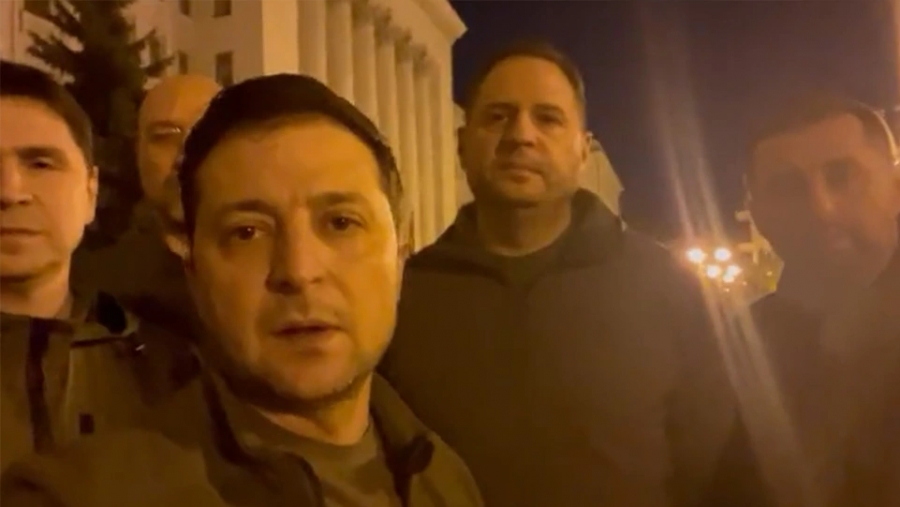 Μήνυμα Zelenksy: Είμαστε στο Κίεβο - Υπερασπιζόμαστε την Ουκρανία