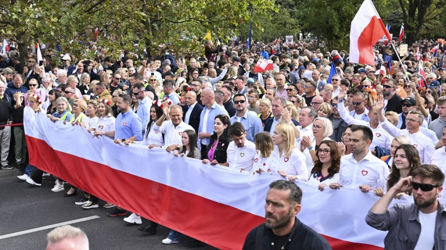 Χιλιάδες Πολωνοί ευρωπαϊστές - ευρωσκεπτικιστές στους δρόμους για την πορεία της Πολωνίας - Tusk, Kaczyński μετρούν δυνάμεις