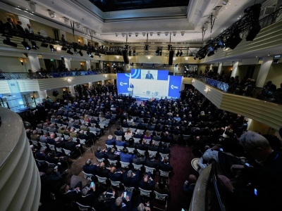 Euractiv: Η Ευρώπη να μην υποκύψει σε ψευδείς ελπίδες από τις ΗΠΑ