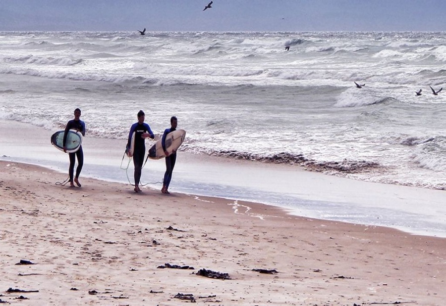Σχινιάς: Αίσιο τέλος είχε η περιπέτεια των τριών σέρφερ - Επιχείρηση του λιμενικού