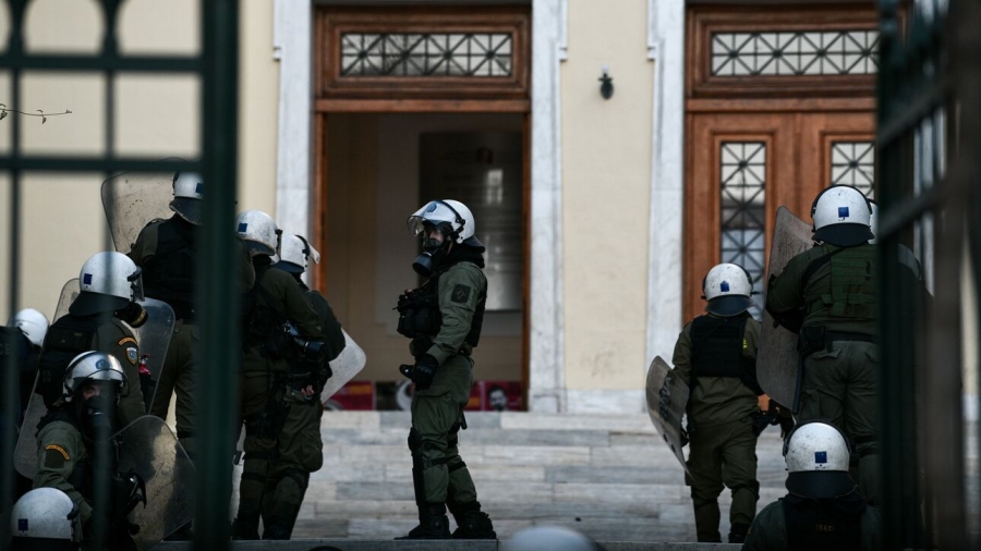 Ένταση έξω από το κτήριο της ΑΣΟΕΕ - Αποκαταστάθηκε η κυκλοφορία στην Πατησίων