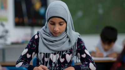 Η Αυστρία δείχνει το δρόμο - Καταργεί τη μαντίλα στα σχολεία παρά τις αντιδράσεις των μουσουλμάνων μεταναστών