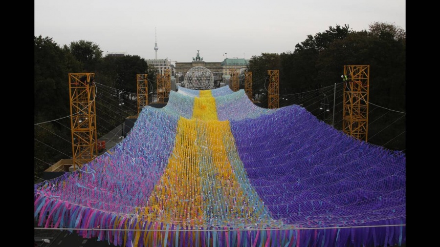 Το Βερολίνο γιορτάζει τα 30 χρόνια από την πτώση του Τείχους με ένα τεράστιο υπαίθριο φεστιβάλ