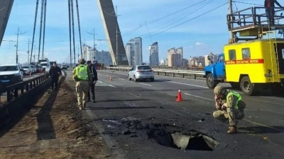 Η Βόρεια Γέφυρα στο Κίεβο καλύφθηκε με δίχτυα κατά των drones μετά τις επιθέσεις με το Geranium