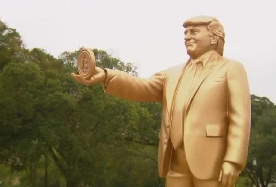 Χρυσό άγαλμα του Trump με... Bitcoin προκαλεί σάλο στην Ουάσινγκτον
