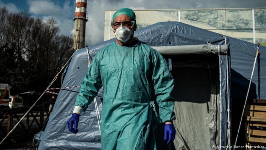 Ιταλικά ΜΜΕ: Η ΕΜΑ θα επιτρέψει εκ νέου τους εμβολιασμούς με το εμβόλιο της AstraZeneca