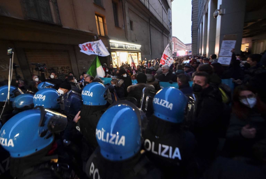 Ιταλία: Οι αστυνομικοί διαμαρτύρονται επειδή παρέλαβαν ροζ μάσκες κατά του κορωνοϊού