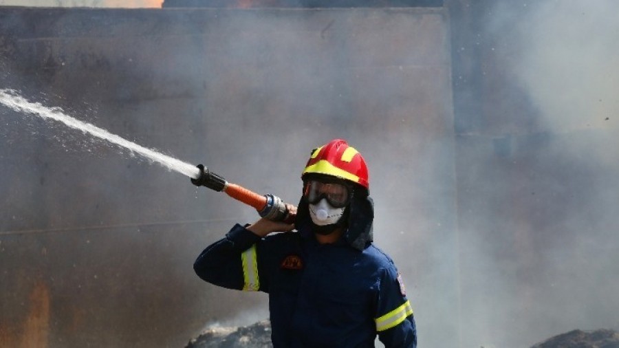 Σε εξέλιξη πυρκαγιές σε Κάρυστο και Κνωσό