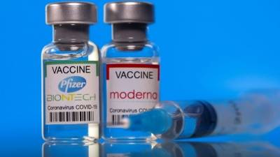 Η συμβουλευτική επιτροπή των αμερικανικών CDC επιβεβαιώνει ότι το εμβόλιο της Moderna είναι σημαντικά πιο επικίνδυνο