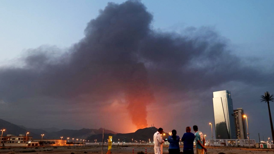 Βαλλιστικό μπαράζ χωρίς έλεος - Το Ιράν σφυροκόπησε βάση των ΗΠΑ στο Άμπου Ντάμπι, στοχοποίησε ελικόπτερα (vid)