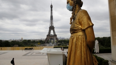 Γαλλία: Παραμένει υποχρεωτική η μάσκα στα πολυσύχναστα μέρη στο Παρίσι