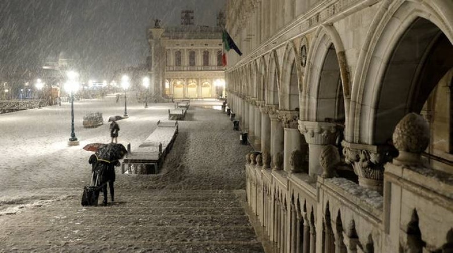 Ιταλία: Τέσσερις νεκροί εξαιτίας της κακοκαιρίας - Προσάραξε εμπορικό πλοίο στο Μπάρι