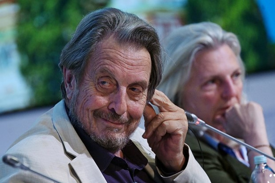 Ο πατέρας του Musk έφαγε μια μπριζόλα με πουρέ πατάτας στη Μόσχα και παραλίγο να πέσει από την καρέκλα από τον ενθουσιασμό