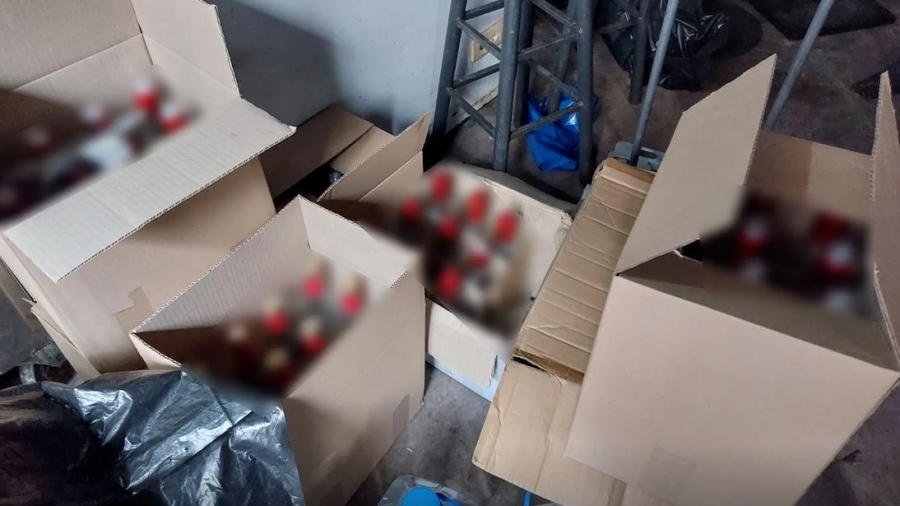 ΕΛ.ΑΣ: Εντοπίστηκε παράνομο παρασκευαστήριο αλκοολούχων ποτών στο Γκάζι - Δύο συλλήψεις