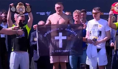 O Ουκρανός πρωταθλητής πυγμαχίας Oleksandr Usyk ύψωσε Σημαία «Ορθοδοξία ή Θάνατος Ι.Μ. Εσφιγμένου» στα ελληνικά