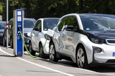 EE: Τέλος από το 2035 τα αυτοκίνητα με βενζίνη ή diesel – Μόνο ηλεκτρικά