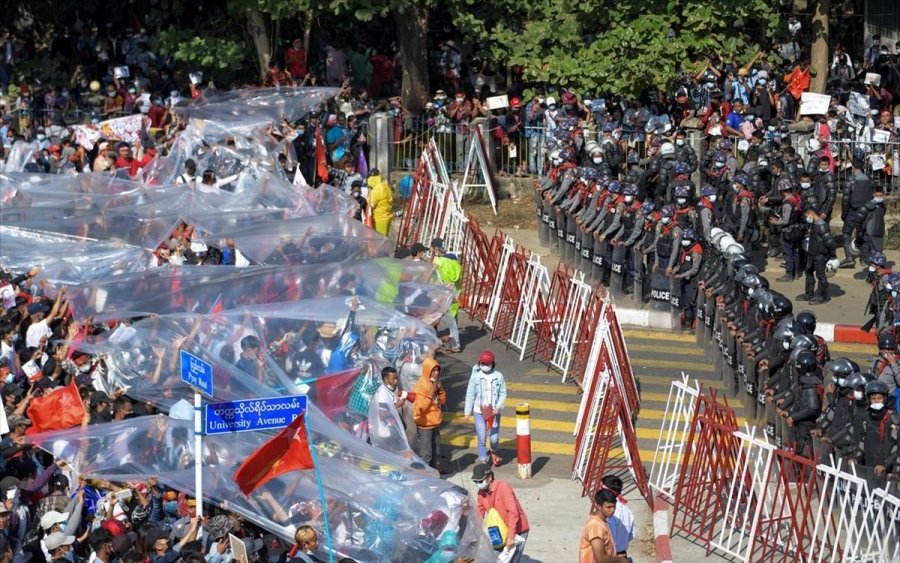 Μιανμάρ: Σκηνές χάους στους δρόμους με την αστυνομία να πυροβολεί τους διαδηλωτές