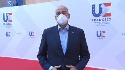 Αιχμές Δένδια από Βρέστη: Να γίνει μια συζήτηση για το τι απειλεί την ΕΕ και για τις αμφισβητήσεις κυριαρχικών δικαιωμάτων