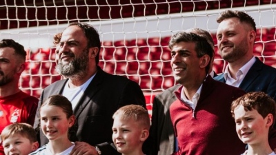 Ο Βαγγέλης Μαρινάκης υποδέχθηκε τον Βρετανό πρωθυπουργό Rishi Sunak στο «City Ground»