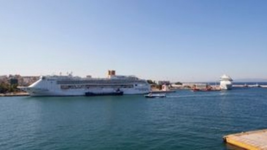 Στο λιμάνι του Πειραιά το Ελευθέριος Βενιζέλος - Περισσότερα από 120 τα κρούσματα κορωνοϊού