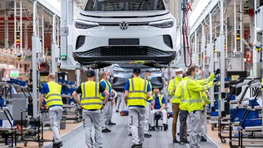 Γερμανικός εφιάλτης: Η Volkswagen ενέκρινε την περικοπή 50.000 θέσεων εργασίας
