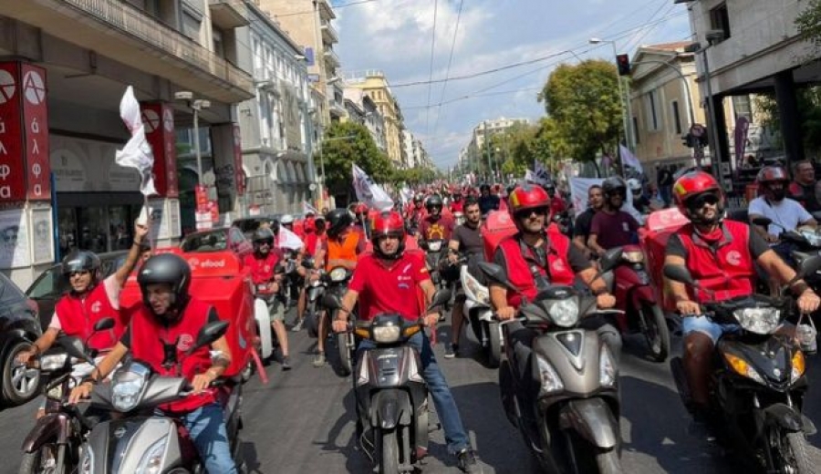 Οι διανομείς του e-food έξω από τα γραφεία της εταιρίας - Ισχυρή αστυνομική δύναμη