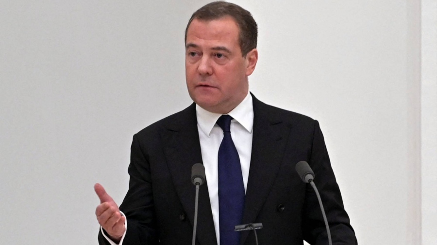 Επίθεση Medvedev (Ρωσία) σε ΕΕ: Παλιά πόρνη η Ursula, δουλοπρεπής «Lucy» ο Macron, μικροπρεπής ο Merz
