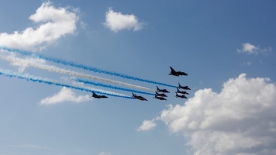 Τα ελληνικά χρώματα σχημάτισαν, πάνω από την Ακρόπολη, γαλλικά μαχητικά Rafale