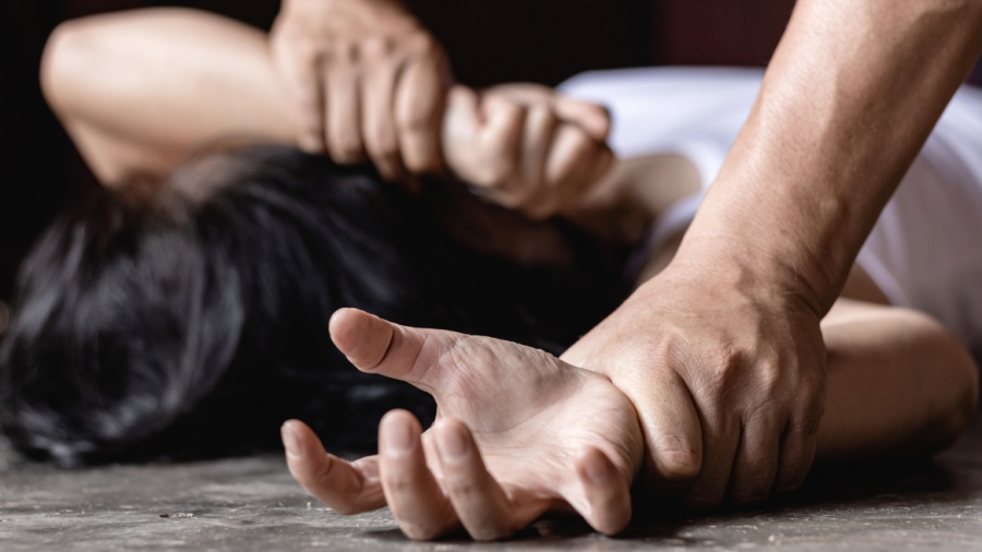 Η παρακμή των σύγχρονων ΗΠΑ - Γυναίκα βιάζεται μπροστά σε πλήθος που απλά... τραβούσε βίντεο