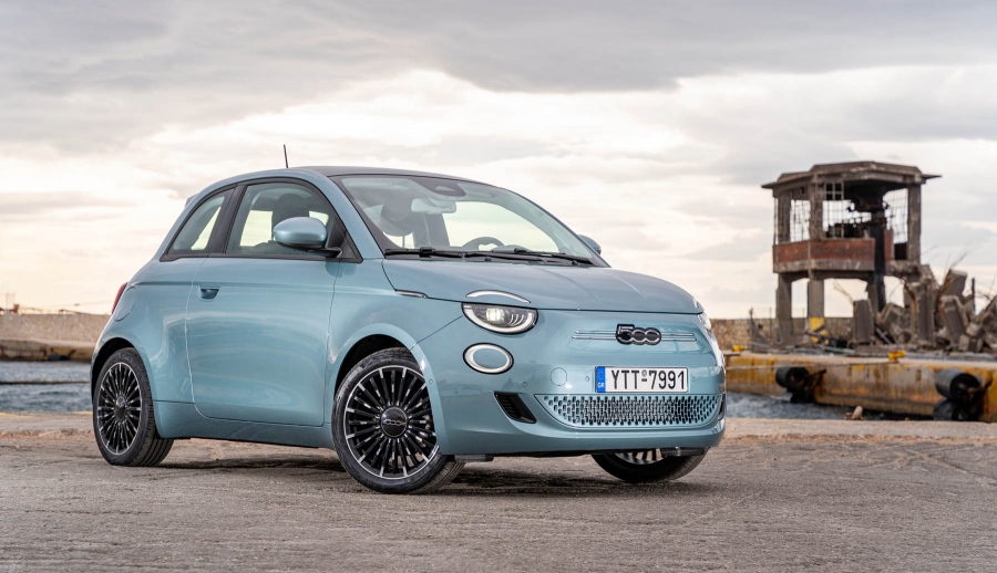 Η Fiat εξετάζει τη δυνατότητα να προσθέσει βενζινοκίνητη έκδοση στο Fiat 500e