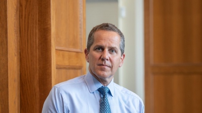 Barr (Fed): Οι μεγάλες τράπεζες της Wall Street οφείλουν να είναι πιο προσεκτικές