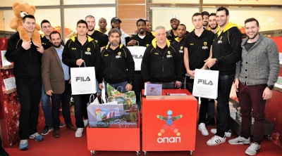 Σύσσωμη η ομάδα μπάσκετ της ΑΕΚ στα Ευχοστολίδια του ΟΠΑΠ