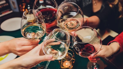 Απίστευτη υπόθεση στη Θεσσαλονίκη: Kατήγγειλε ότι του σέρβιραν χλωρίνη - Μήνυση κατά νυχτερινού κέντρου από 43χρονο