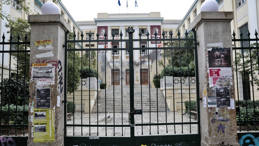 Αστυνομική επιχείρηση στην ΑΣΟΕΕ - Άγνωστοι επιχειρούσαν να γκρεμίσουν τοίχο - Πληροφορίες για 6 προσαγωγές