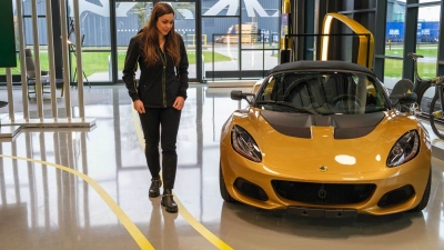 Ποια είναι αυτή που απέκτησε την τελευταία Lotus Elise;