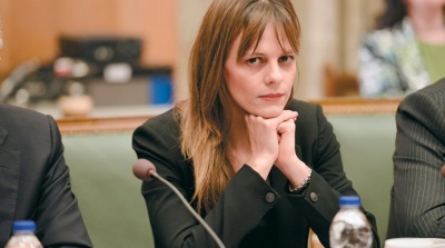 Αχτσιόγλου: Επιμένουμε δεν θα μειωθούν οι συντάξεις και θα αυξηθεί ο κατώτατος μισθός